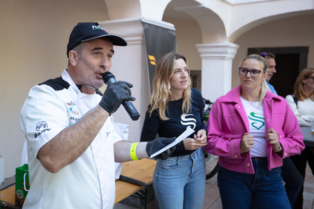 KUHNA NA PLACU: MOBILNA PICA ŠKOFLJICE NAVDUŠILA NA DVORCU LISIČJE